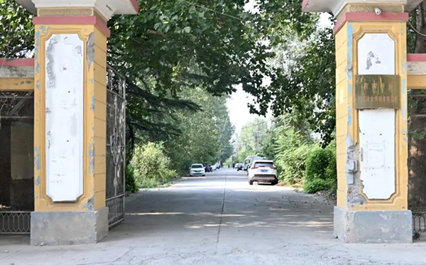 1978年，老董事长贺国兴担任国营新乡县拖拉机修造厂机修车间主任，经多方走访，最终带队自主研发出了拖修厂第一台振动设备，并成功供货太原钢铁厂