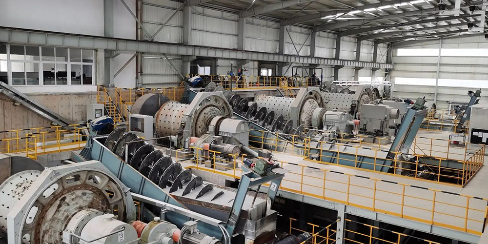 柳州某选矿厂重晶石脱水筛选加色选机提高矿石纯色度，提高矿石质量