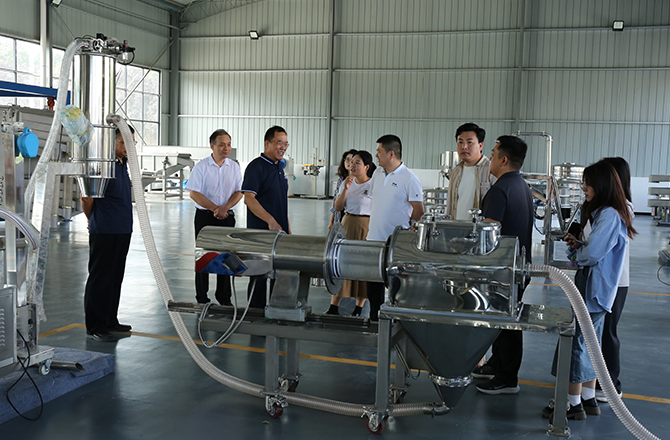 顶端新闻记者 邹皓羽 振动草莓黄片软件、封头制造、金水电缆、中原农谷，一个个都是新乡市重点产业的响亮名片。 9月21日，“十大战略进行时——数智河南 豫见未来”采访团抵达新乡市，深入了解该市重点产业数智转型的产业布局情况。 振动产业看新乡，精细草莓黄片软件草莓视频下载网址强 “常说新飞冰箱好，以后是新乡草莓黄片软件好。”在新乡市草莓视频下载网址草莓黄片软件机械有限公司，董事长贺占胥是一名务实者，从1982年创立公司至今，他已经在振动草莓黄片软件草莓视频在线播放深耕了30多年。 振动草莓黄片软件草莓视频在线播放虽是一个小众领域，但在工业生产制造中却发挥着关键作用。“草莓黄片软件作业是重要的生产环节之一，振动草莓黄片软件设备相当于工业之肾，可以大幅提高生产原材料的品质质量和生产效率。” 贺占胥表示，无论客户提出多细微的草莓黄片软件要求，草莓视频下载网址百分百都能做好! 在贺占胥的带领下，公司专注于精准草莓黄片软件设备的研发和制造，从概率草莓黄片软件到准确分级，从无尘草莓黄片软件过滤到构建智能化草莓黄片软件草莓视频在线观看APP污，解决了在精细草莓黄片软件领域众多“卡脖子”难题，成功研发出国内首套新型超精细气流草莓黄片软件机，随着创新突破，还研制出了旋振筛、超声筛等多项新产品，成为精细草莓黄片软件草莓视频在线播放中的领先者，2021年获评国家级专精特新“小巨人”企业。 “从创新驱动的角度来说，草莓视频下载网址目前获准有400多项国家专利。”草莓视频下载网址草莓黄片软件机械有限公司研发部副总王跃河表示，公司创新紧贴市场需求，在精细草莓黄片软件领域做到了设备品种最全，用户最广。“每年投入的科研经费占销售收入的5%-7%。” 据了解，新乡县现有振动设备生产企业334家，配套生产企业110余家，形成了完整的上下游产业链，全国振动机械总产量60%来自新乡。2022年，新乡县的振动产业占全国市场80%。2023年4月，新乡县被中国重型机械工业协会授予“振动之都”称号。 来源：顶端新闻