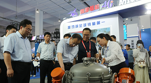 中原农谷第二届振动机械产业博览会盛大开幕，新乡市长魏建平亲临草莓视频下载网址展区指导工作