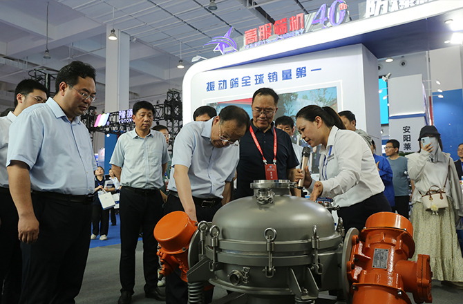 中原农谷第二届振动机械产业博览会盛大开幕，新乡市长魏建平亲临草莓视频下载网址展区指导工作