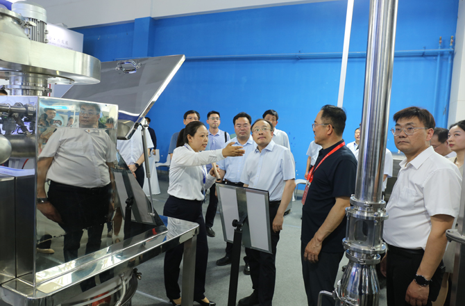 中原农谷第二届振动机械产业博览会盛大开幕，新乡市长魏建平亲临草莓视频下载网址展区指导工作